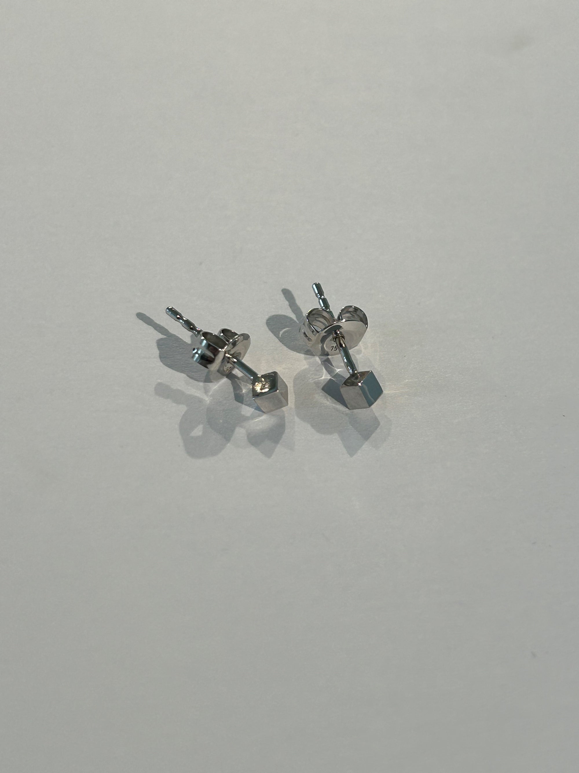 (Un)Refined Earring  01 18K White Gold